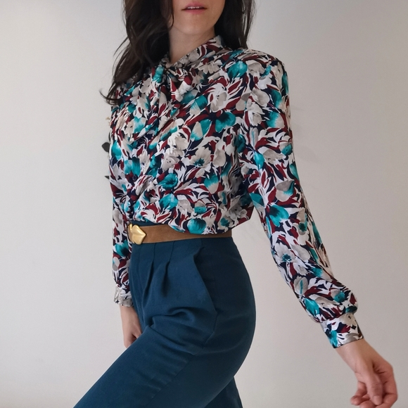 Medium vintage jabot collared floral blouse, blue, red and white retro top - Picture 2 of 8